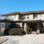 0円物件・マイナス物件として掲載される草が伸びた木造の空き家の外観